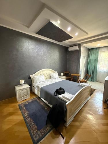 1 king bed, 1 twin bed