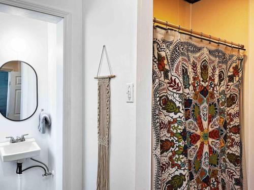 Algiers Point studio w full kitchen - image 12