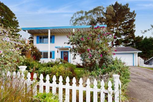 Eureka Charmer in Humboldt Hill