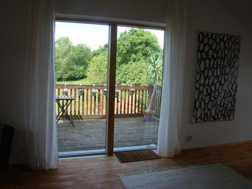 Ferienwohnung im Atelierhaus auf dem Künstlerhof (Ferienwohnung im Atelierhaus auf dem Kunstlerhof) in 布賴丁