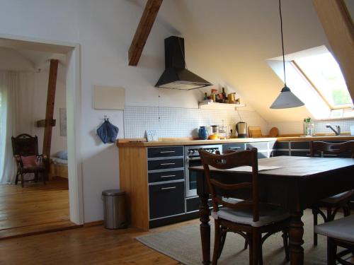 Ferienwohnung im Atelierhaus auf dem Künstlerhof (Ferienwohnung im Atelierhaus auf dem Kunstlerhof) in 布賴丁