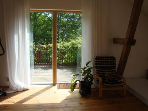 Ferienwohnung im Atelierhaus auf dem Künstlerhof (Ferienwohnung im Atelierhaus auf dem Kunstlerhof) in 布賴丁