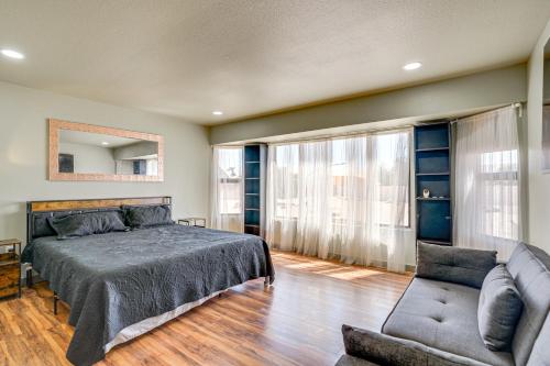 Dog-Friendly Family Home in Glendale Suburbs! in ซันซิตี้