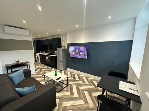 Kings Gate City Centre Apartments - 1 Bed - WIFI - Videocom Entry - Close to Bus & Train Stations - Professionals, Contractors & Tourist Ready