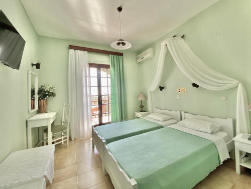Saint George Hotel in Foinikas