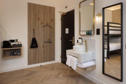 room detail thumbnail 2