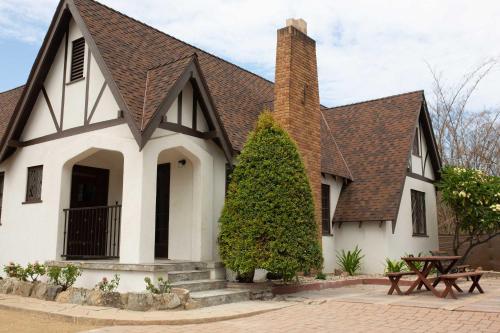 The Vintage La Mesa Tudor in ลาเมซา (CA)