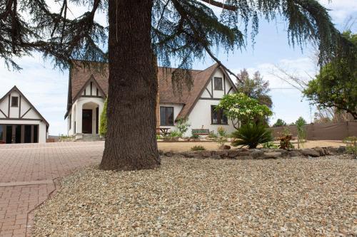 The Vintage La Mesa Tudor in ลาเมซา (CA)
