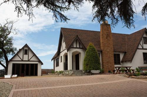 The Vintage La Mesa Tudor in ลาเมซา (CA)