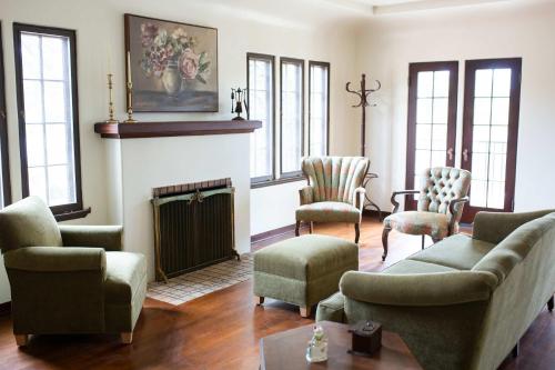 The Vintage La Mesa Tudor in ลาเมซา (CA)