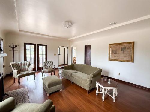 The Vintage La Mesa Tudor in ลาเมซา (CA)