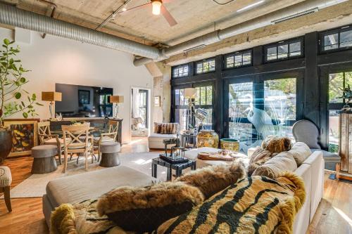 Extended Stay: Walk to UIC Campus & Train! in University Village