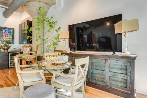 Extended Stay: Walk to UIC Campus & Train! in University Village