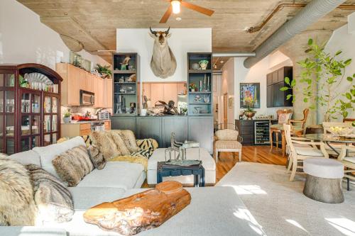 Extended Stay: Walk to UIC Campus & Train! in University Village