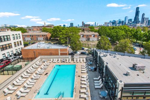 Extended Stay: Walk to UIC Campus & Train! in University Village