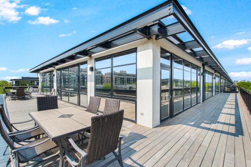 Extended Stay: Walk to UIC Campus & Train! in University Village