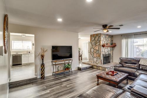 Work Remotely! Home w/ Fenced Yard in Las Vegas – khách sạn tại Summerlin
