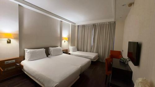 1 queen bed, 1 twin bed