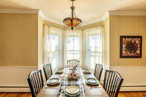 Charming Farmhouse w King Bed Hot Tub & EV Charger in New Market (VA)