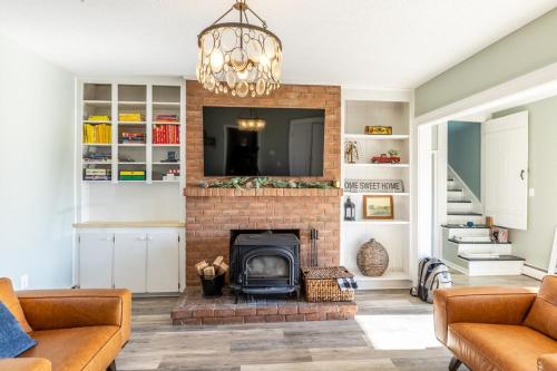 Charming Farmhouse w King Bed Hot Tub & EV Charger in New Market (VA)