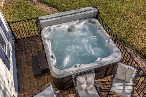 Charming Farmhouse w King Bed Hot Tub & EV Charger in New Market (VA)