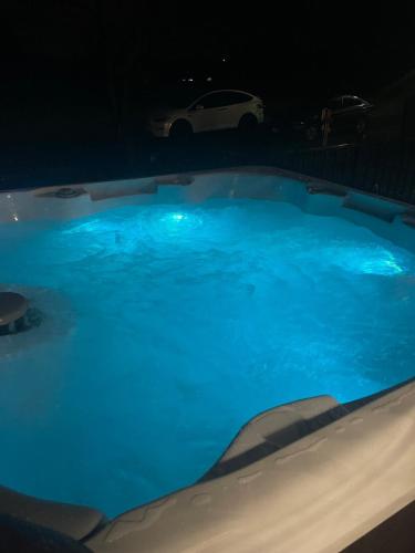 Charming Farmhouse w King Bed Hot Tub & EV Charger in New Market