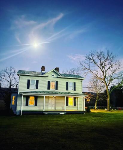 Charming Farmhouse w King Bed Hot Tub & EV Charger in New Market (VA)