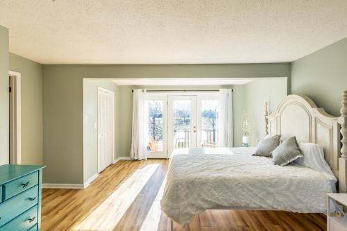 Charming Farmhouse w King Bed Hot Tub & EV Charger in New Market (VA)