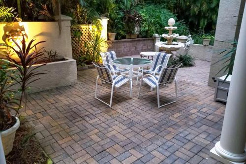 3 Mi to 5th Ave South Quiet Getaway with Garden in 東那不勒斯