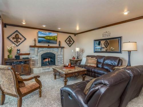 Wasatch Retreat in Draper with Mtn Views Theater and Hot Tub – khách sạn tại Draper