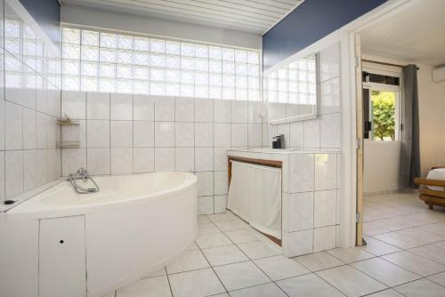 Kamar Mandi, Fare Bambridge in Pirae