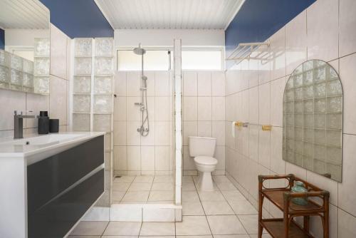 Kamar Mandi, Fare Bambridge in Pirae