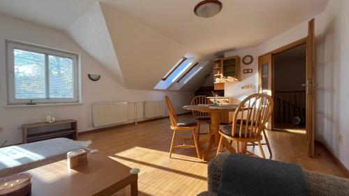 Srdce Mesta 3 - slnečný apartmán V Podkroví s balkónom nad ulicou obrázok