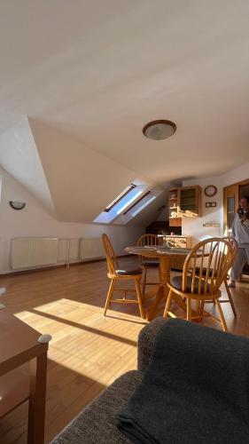 Srdce Mesta 3 - slnečný apartmán V Podkroví s balkónom nad ulicou obrázok