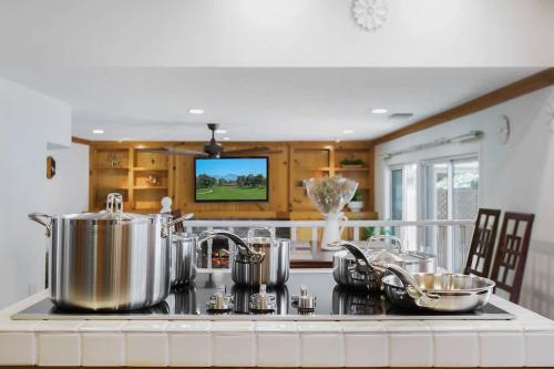 Charming Villa with Backyard Oasis Close to Beach in ลากูนาฮิลส์ (CA)