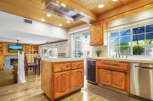 Charming Villa with Backyard Oasis Close to Beach in ลากูนาฮิลส์ (CA)