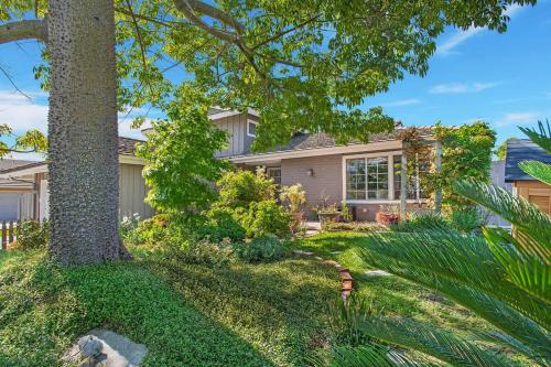 Charming Villa with Backyard Oasis Close to Beach in ลากูนาฮิลส์ (CA)