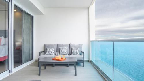 Erkély/terasz, Splendid Waterfront 2 bedroom Velero 1804 Encantame Towers in Playa Encanto