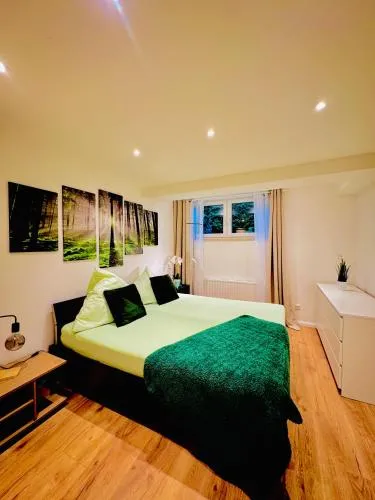 Waldblick Doppelzimmer in einer 2 Zimmer-Ferienwohnung mit Gemeinschaftsbereichen wie Wohn-Küchenbereich sowie Bad und WC in Seligenstadt, Deutschland