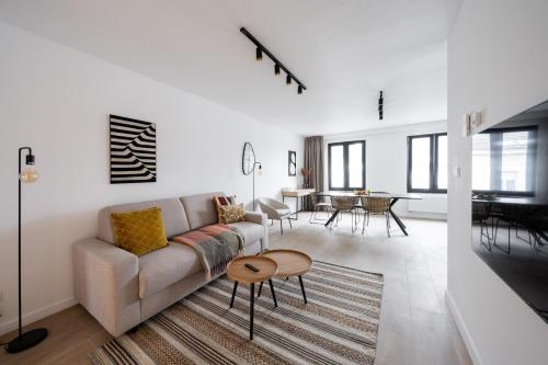 Inviting 5-Person Duplex in Vibrant Antwerp, Antverpy