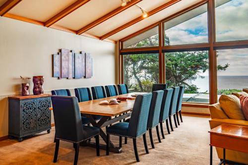 Hot Tub & Game Room in Large Ocean Front Home! Second Story - image 10