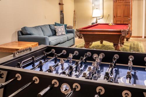 Hot Tub & Game Room in Large Ocean Front Home! Second Story - image 9