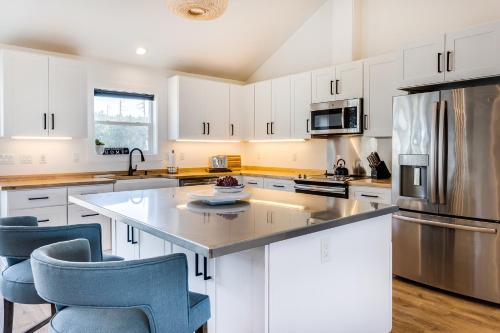 Close to Ocean Beaches Hot Tub! Fire Pit! Dog Friendly! Seas the Moment - image 4