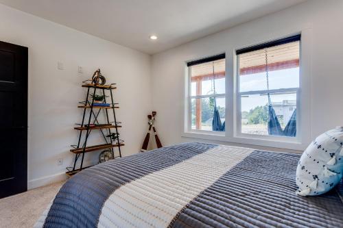 Close to Ocean Beaches Hot Tub! Fire Pit! Dog Friendly! Seas the Moment - image 11