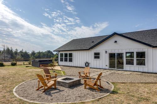 Close to Ocean Beaches Hot Tub! Fire Pit! Dog Friendly! Seas the Moment - image 12