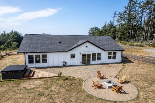 Close to Ocean Beaches Hot Tub! Fire Pit! Dog Friendly! Seas the Moment - main image