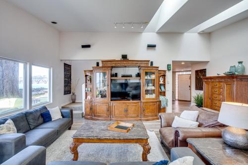 Fish From Your Back Yard! Ocean & Bay View! Hot Tub! Red Door House in Waldport