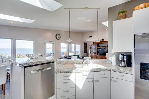 Fish From Your Back Yard! Ocean & Bay View! Hot Tub! Red Door House in Waldport