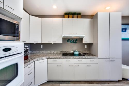 Fish From Your Back Yard! Ocean & Bay View! Hot Tub! Red Door House - main image