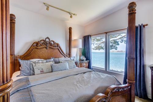 Fish From Your Back Yard! Ocean & Bay View! Hot Tub! Red Door House in Waldport